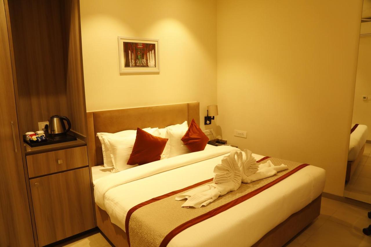 Hotel The Royal Vista Varanasi Exterior foto